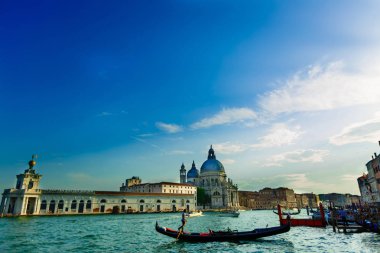 Canal Grande üzerinde Gondol ile Basilica di Santa Maria della Salute arka planda, Venedik, İtalya
