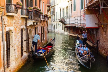 Venice, İtalya - 20 Temmuz 2017: Gondol Venedik, İtalya'üzerinde