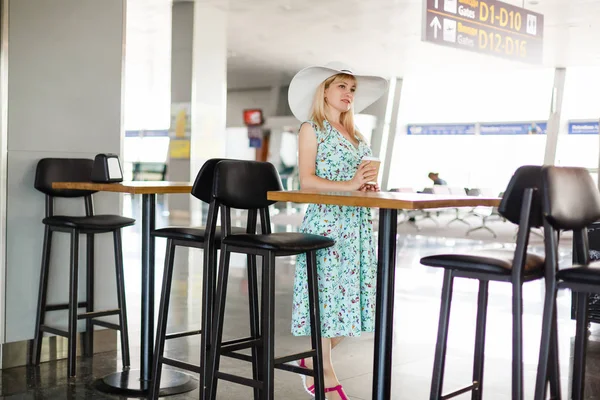 咖啡时间 有魅力的妇女站在机场休息室 喝咖啡 — 图库照片
