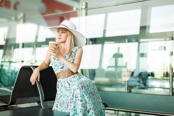 咖啡时间 坐在机场休息室 喝咖啡的迷人的妇女 — 图库照片