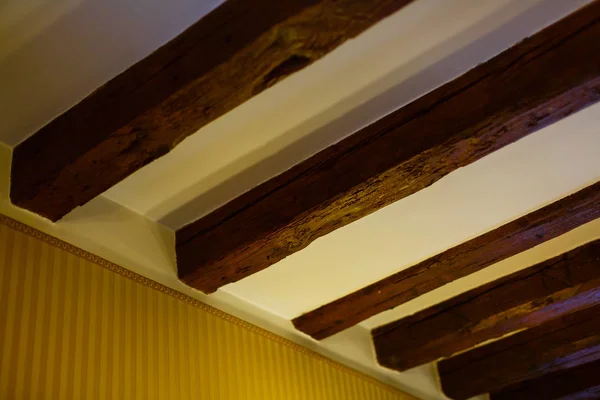Деревянные Балки Удерживают Потолок — стоковое фото