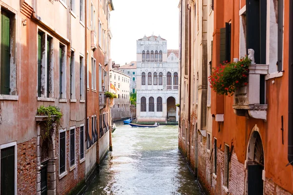 Canal Estrecho Con Góndolas Venecia Italia — Foto de Stock