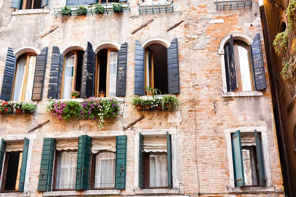 Antigua Casa Con Ventanas Flores Vista Típica Venecia Destino Turístico — Foto de Stock