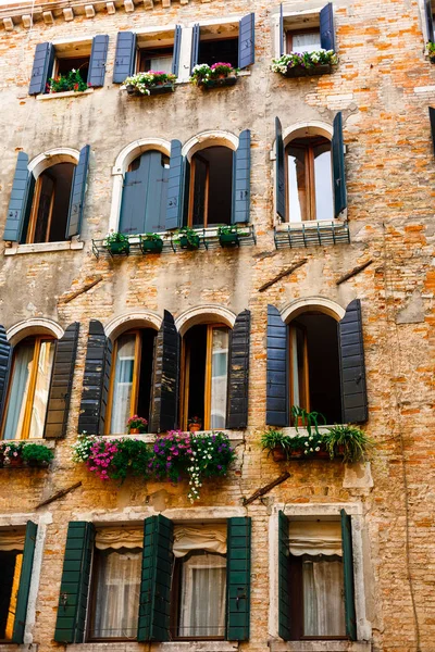 Antigua Casa Con Ventanas Flores Vista Típica Venecia Destino Turístico — Foto de Stock