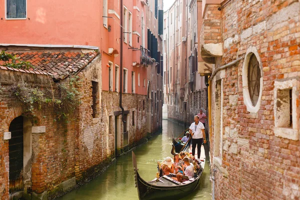 Veneza Itália Julho 2017 Gondolier Com Remo Veneza Gondoleiro Velejar — Fotografia de Stock