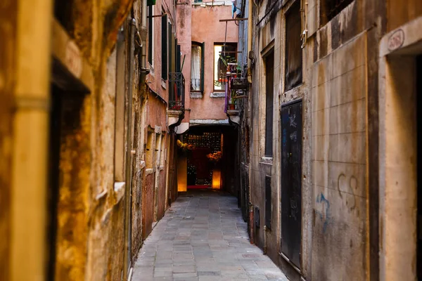 イタリア語の少ない訪れた部分に位置しています小さな狭い通りの都市ヴェネツィア — ストック写真