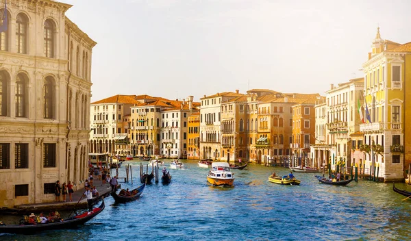 Vista Del Gran Canal Con Góndolas Coloridas Fachadas Antiguas Casas —  Fotos de Stock