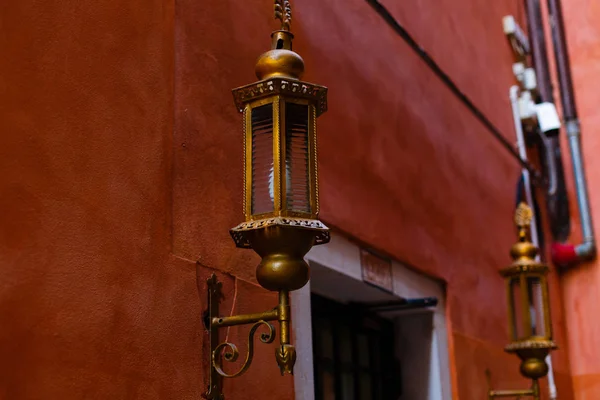 Lámpara Calle Sobre Fondo Rojo Pared Con Farola — Foto de Stock