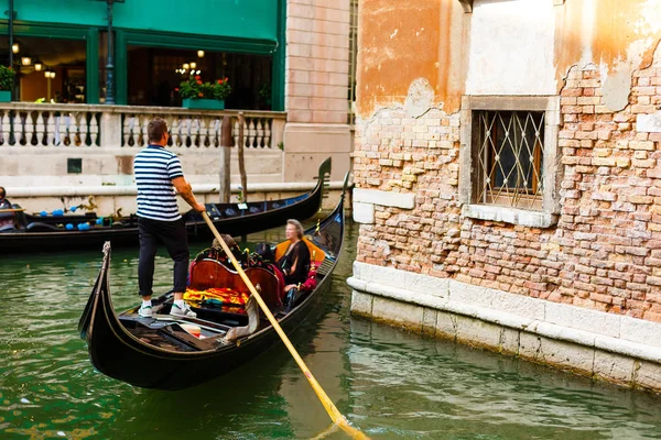 Venice, İtalya - 20 Temmuz 2017: Şair Venedik oynamaya. gondolcu yelken Venedik Karnavalı sırasında bir Venedik kanalına üzerinde. adam onun gondol Grand Canal, İtalya Tarih içinde