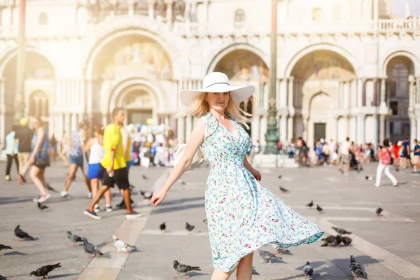 Mädchen Tanzt Auf Dem Platz Von San Marco Venedig — Stockfoto