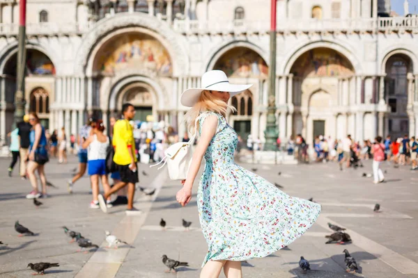 Mädchen Tanzt Auf Dem Platz Von San Marco Venedig — Stockfoto