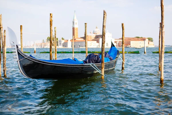 Gondolas Amarradas Gran Canal Venecia Italia —  Fotos de Stock
