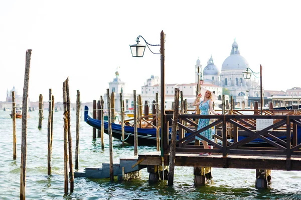 Reisetouristin Mit Rucksack Venedig Italien Mädchen Urlaub Lächelt Glücklich Canal — Stockfoto