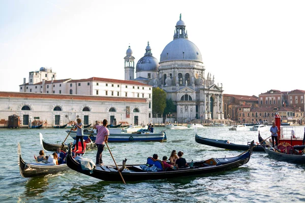 Venice, İtalya - 20 Temmuz 2017: Gondol üzerinde Canal Grande ile Basilica di Santa Maria della Salute arka planda, Venice, İtalya 