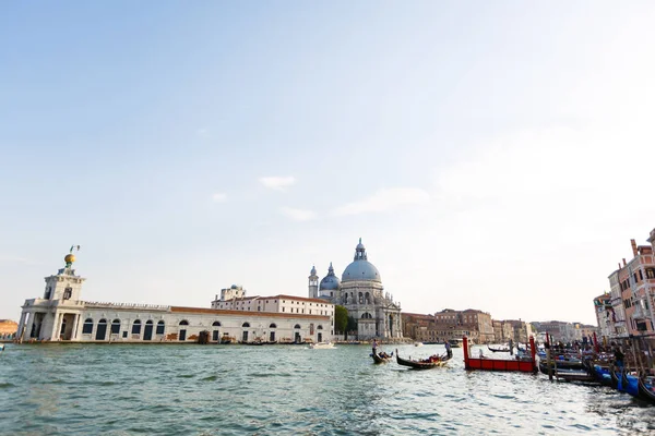 Gôndolas Canal Grande Com Basílica Santa Maria Della Saudação Fundo — Fotografia de Stock