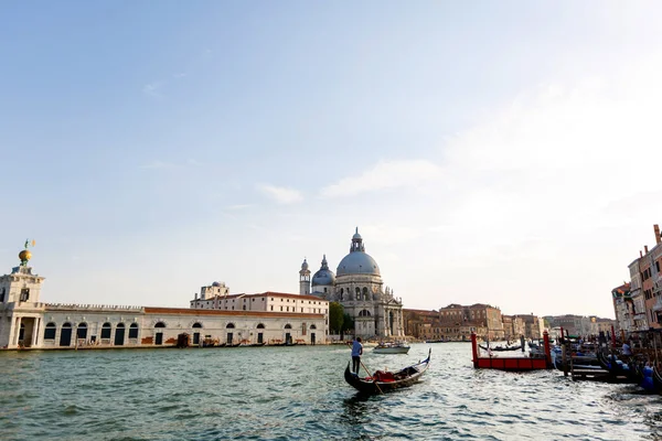 Gondel Canal Grande Mit Basilica Santa Maria Della Salute Hintergrund — Stockfoto