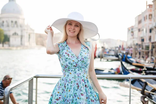 Voyage Touristique Femme Italie Jeune Fille Avec Chapeau Blanc Venise — Photo