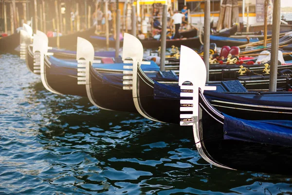 Venetianska Gondoler Perspektiv Rad Arrangemang Näsa Främre Dekoration — Stockfoto