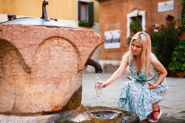 Girl Pours Water Pump Room Venice — Stock Photo, Image