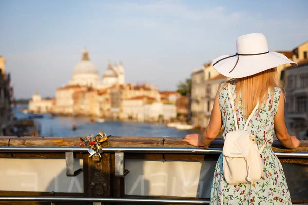 Jeune Femme Posant Près Grand Canal Venise — Photo