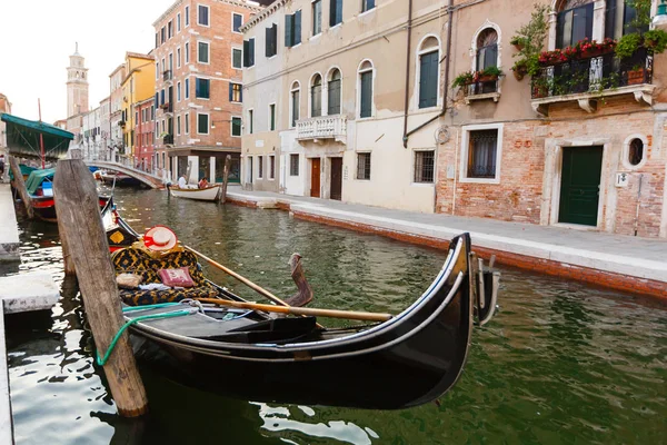 Gondola Atracado Pelo Cais Canal — Fotografia de Stock