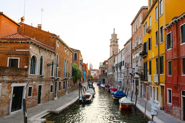 Csatornák Velencében Olaszországban Csónakok Kikötve Házak Előtt Keskeny Csatorna Velence — Stock Fotó