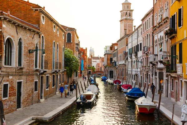 Kanaler Venedig Italien Båtar Förtöjda Framför Husen Trång Kanal Venedig — Stockfoto
