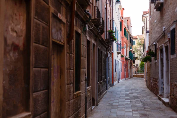 イタリア語の少ない訪れた部分に位置しています小さな狭い通りの都市ヴェネツィア — ストック写真