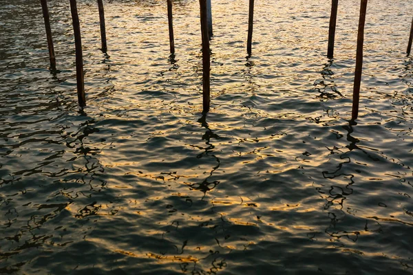 Pilares Madera Agua Con Textura Reflectante —  Fotos de Stock