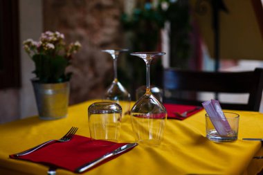 Tablo boş şarap bardakları ters tonlama