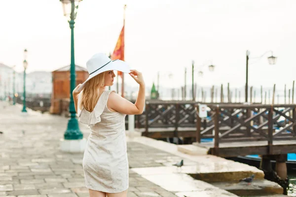 Молодая Женщина Белом Элегантном Платье Позирует Венеции Рассвете — стоковое фото