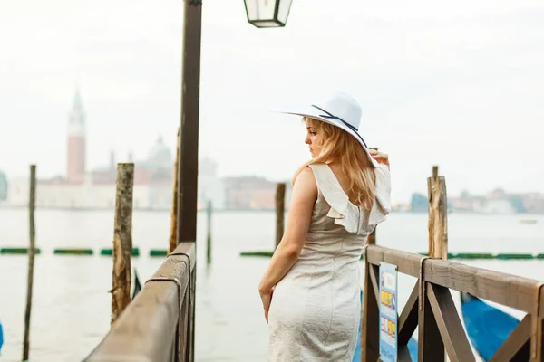 Νεαρή Γυναίκα Στην Λευκή Φόρεμα Κομψό Θέτοντας Στη Βενετία Την — Φωτογραφία Αρχείου