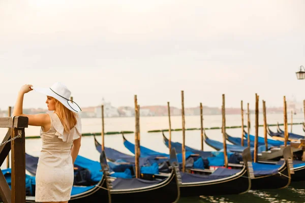 Молодая Женщина Позирует Возле Большого Канала Венеции — стоковое фото