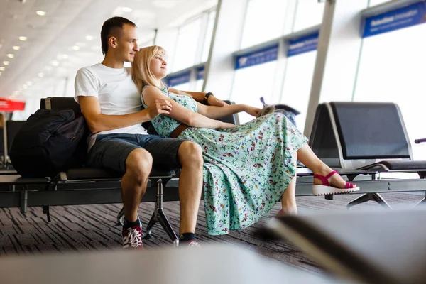 Young Couple Resting Chairs Waiting Room Airport Long Waiting Airplane — Stock Photo, Image