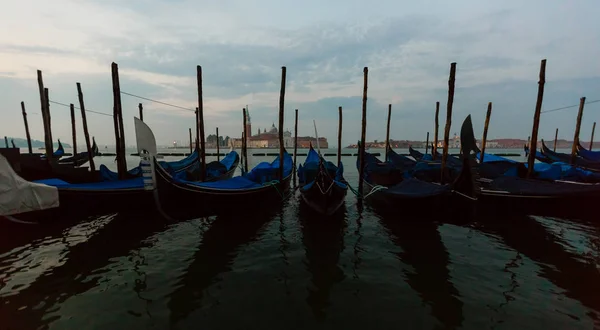 Gondels Afgemeerd Aan Het Canal Grande Venetië Italië — Stockfoto