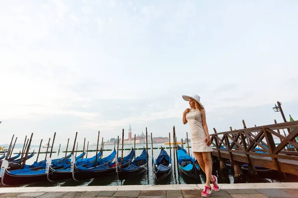 Junge Frau Weißen Eleganten Kleid Posiert Bei Sonnenaufgang Venedig — Stockfoto