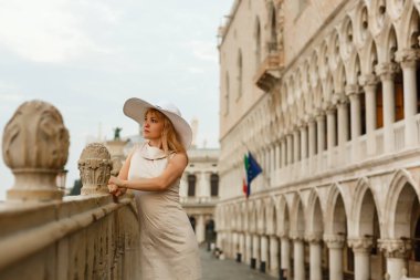 Piazza San Marco Venedik üzerinde kadın gezgin gündoğumu ve insanlar olmadan alanının keyfini çıkarın. Tarihi kentin ana Meydanı. İtalya.
