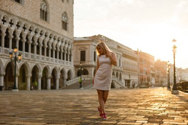 Venedik'te günbatımı poz beyaz şık elbiseli Genç kadın