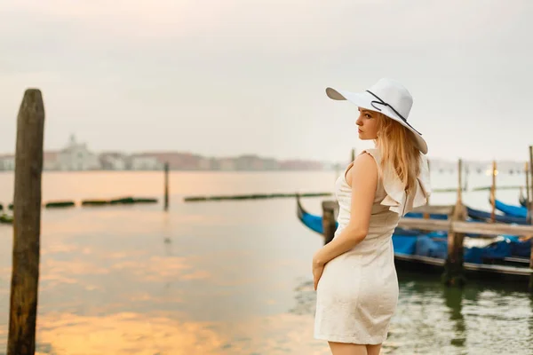 Mädchen Blickt Morgengrauen Auf Den Gondelsteg Venedig — Stockfoto