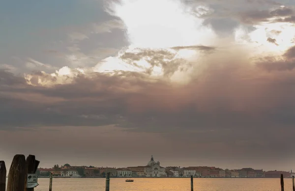 Bouřlivé Zakalená Večerní Nebe Nad Mořem Benátkách — Stock fotografie