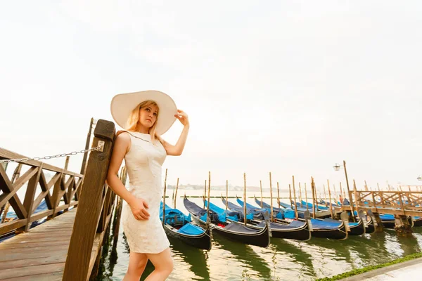 Fille Dans Chapeau Marche Près Une Gondole Aube Dans Venise — Photo