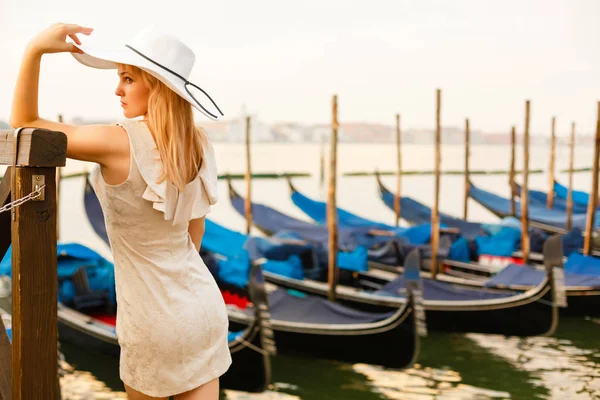 Fille Dans Chapeau Marche Près Une Gondole Aube Dans Venise — Photo