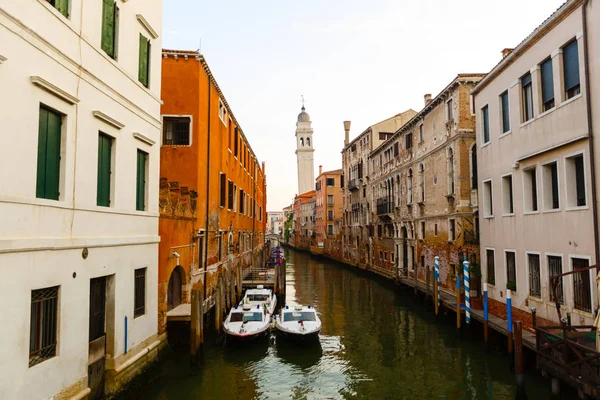 Båtar Canal Venedig Italien Dinglande Båtar Reflektion Kanalen Vatten — Stockfoto