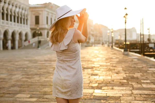 Venedik Günbatımı Poz Beyaz Şık Elbiseli Genç Kadın — Stok fotoğraf