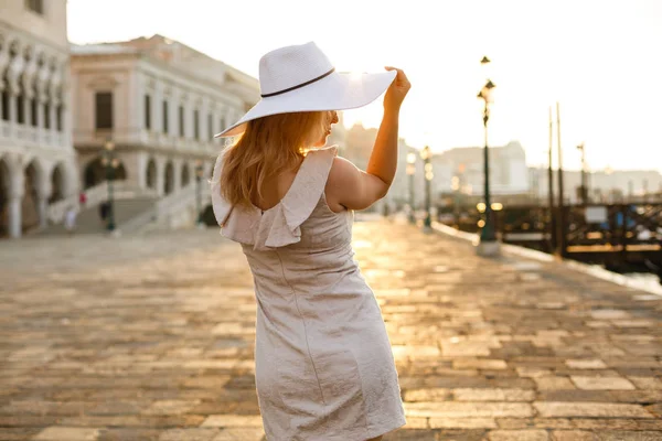 Junge Frau Weißen Eleganten Kleid Posiert Bei Sonnenuntergang Venedig — Stockfoto