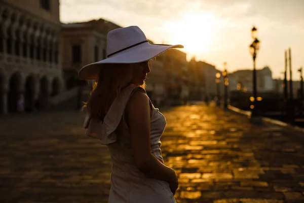 Női Turista Utazás Olaszországban Egy Fiatal Lány Fehér Kalapban Velencében — Stock Fotó