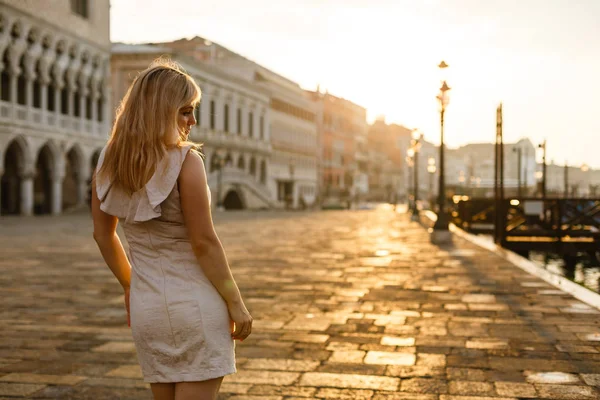 Молодая Женщина Белом Элегантном Платье Позирует Венеции Закате — стоковое фото