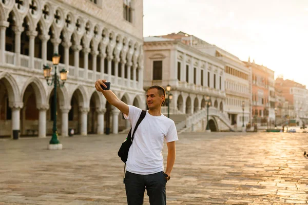 Młody Przystojny Mężczyzna Oglądanie Telefon Placu San Marco Wenecji Świcie — Zdjęcie stockowe