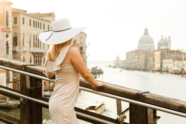 Junge Frau Weißen Eleganten Kleid Posiert Bei Sonnenaufgang Venedig — Stockfoto