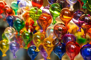 farklı renklerde cam şişeler